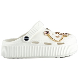 Fehér papucs vastag talppal és díszítéssel