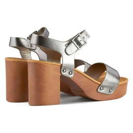 Fémes szandál fa platformsarokkal ezüst