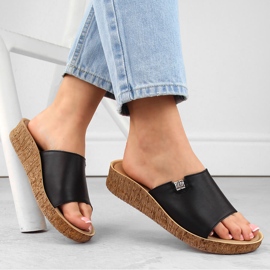 Kényelmes női bőr flip-flop, fekete Helios 130.011