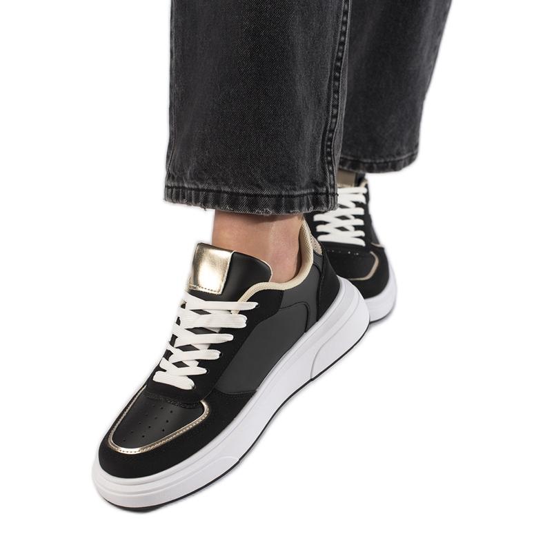 Fekete női tornacipő