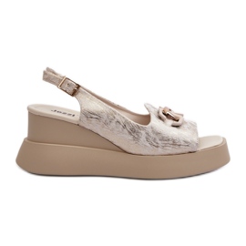 Női szandál egy emelvényen és egy éken, arany díszítéssel Janesca aranysárga