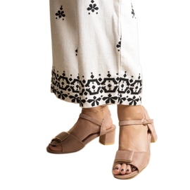 Sötétbézs, alacsony sarkú szandál a Frederica márkától Sötétbézs, alacsony sarkú szandál a Frederica márkától