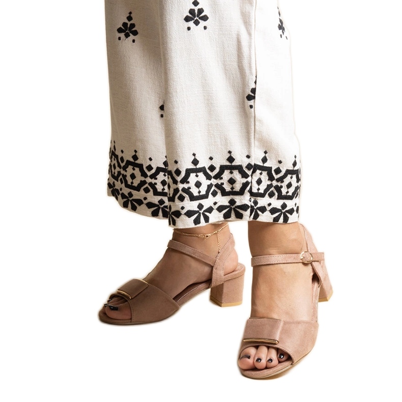 Sötétbézs, alacsony sarkú szandál a Frederica márkától