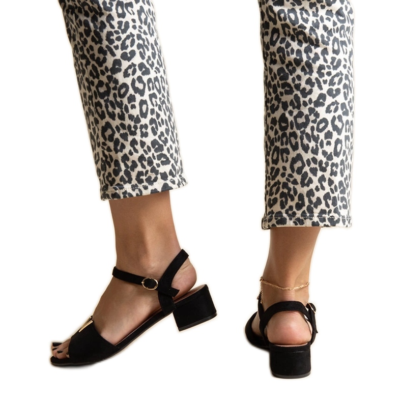 Fekete alacsony sarkú szandál Horner csattal