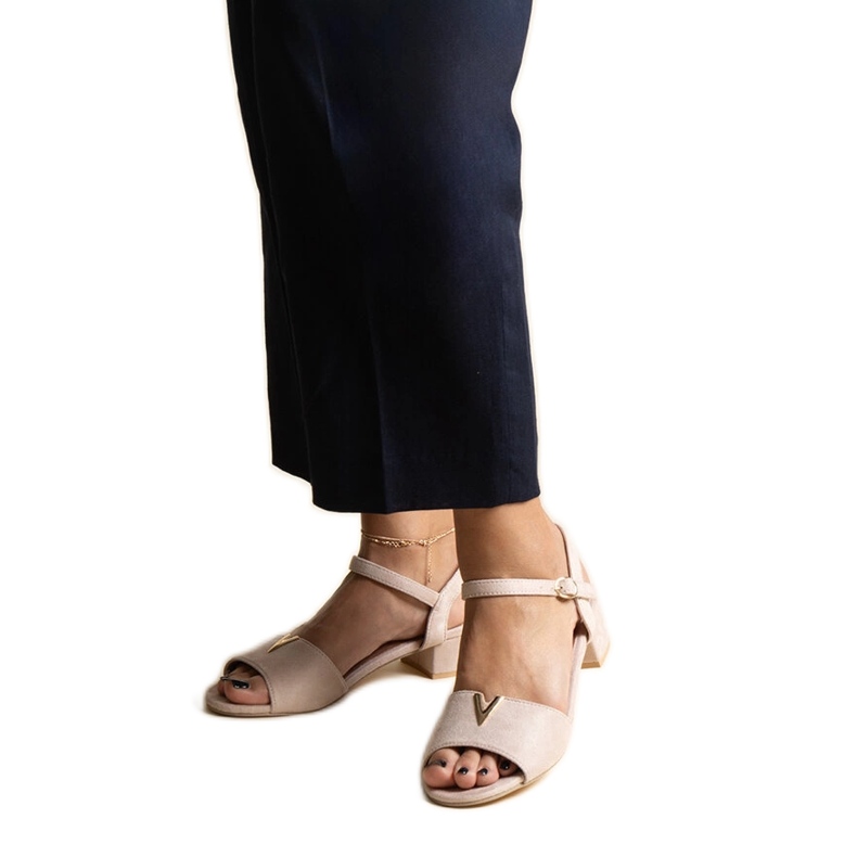 Bézs színű alacsony sarkú szandál Horner csattal