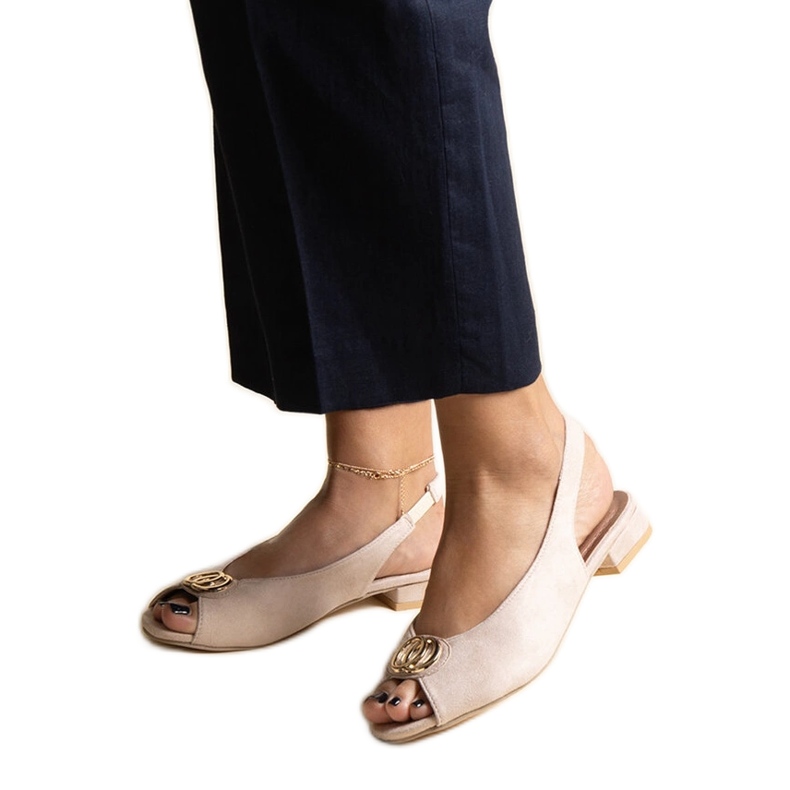 Bézs színű felbújós szandál alacsony sarkú Teyla