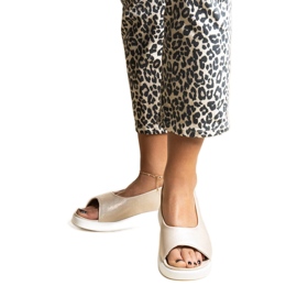 Arany színű felbújós szandál Taylak fényezéssel aranysárga Arany színű felbújós szandál Taylak fényezéssel aranysárga