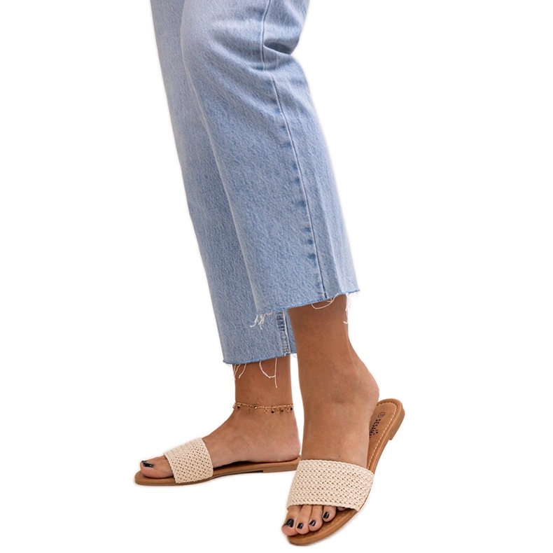 Világos bézs színű hímzett Marika papucs