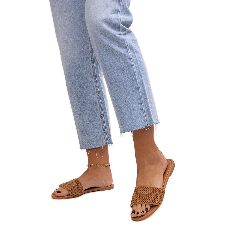 Barna hímzett Marika papucs