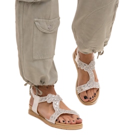 Shahid fényes fehér szandálja Shahid fényes fehér szandálja