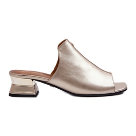 Elegáns női papucsok természetes bőrből alacsony sarkú cipővel Maciejka 06360-25 Gold aranysárga