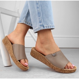 Bőr kényelmes női cappuccino papucs Helios 130.42 bézs