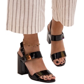 Shadan lakkfekete magassarkú szandál