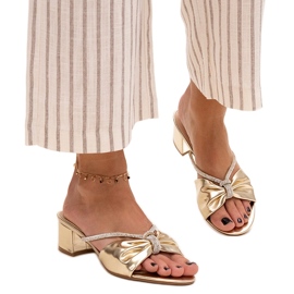 Magas sarkú öszvérek Anbrani cirkóniákkal díszítve aranysárga