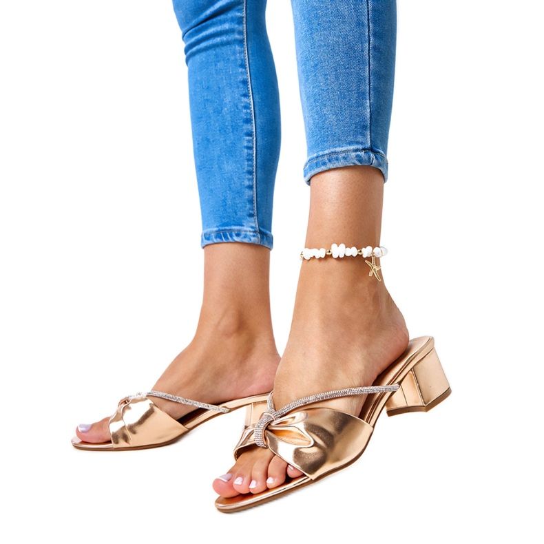 Magas sarkú öszvérek Anbrani cirkóniákkal díszítve aranysárga Magas sarkú öszvérek Anbrani cirkóniákkal díszítve aranysárga