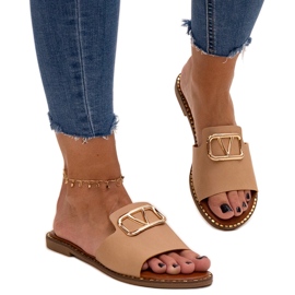 Bézs színű papucs Mariza csattal