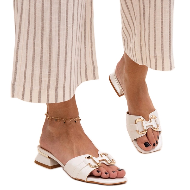 Alacsony sarkú flip-flop dekoratív Luara csattal fehér