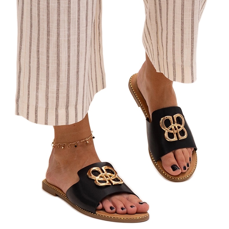 Fekete flip-flop Perkin csattal díszítve