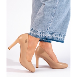 Klasszikus bézs magas sarkú pumpák a Sergio Leone-tól