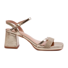 Női magas sarkú szandál fényes pánttal, arany Tessata aranysárga Női magas sarkú szandál fényes pánttal, arany Tessata aranysárga