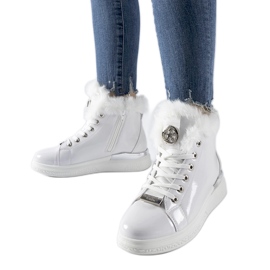 Fehér lakkozott tornacipő szőrmével a Fiemme-től