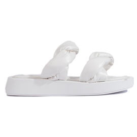 Fehér, vastag talpú papucs