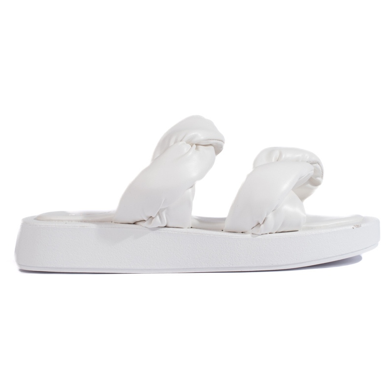 Fehér, vastag talpú papucs