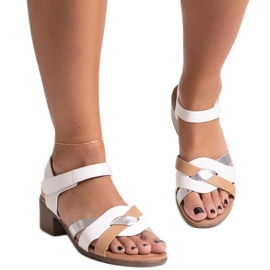 Fehér alacsony sarkú szandál a Rudaina márkától