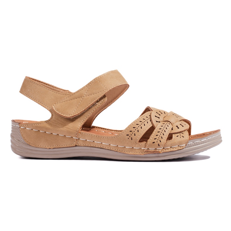 Világosbarna női szandál alacsony ékkel