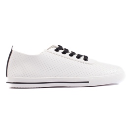 Fehér női tornacipő fekete fűzővel