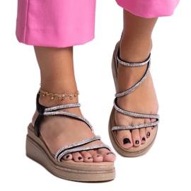 Fényes alacsony ékszandál cirkóniákkal a Hanifa-tól fekete Fényes alacsony ékszandál cirkóniákkal a Hanifa-tól fekete