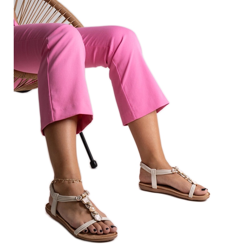 Bézs szandál Degnia kövekkel