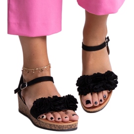 Fekete ékszandál Meaza virágokkal Fekete ékszandál Meaza virágokkal