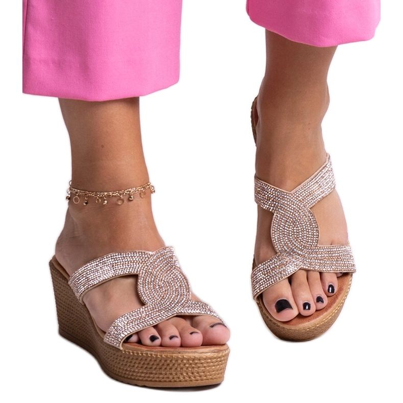 Pezsgős éköszvérek strasszokkal az Antuanettől aranysárga