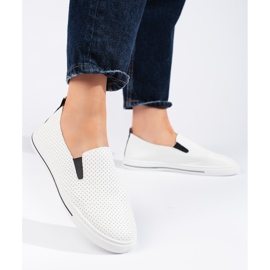 Fehér áttört női tornacipő