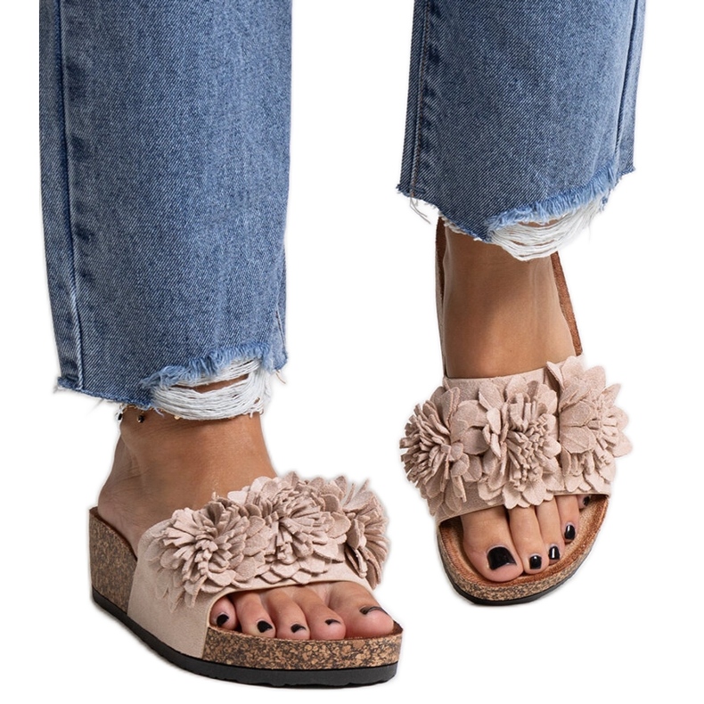 Bézs színű papucsok virágokkal az Apolonia platformon