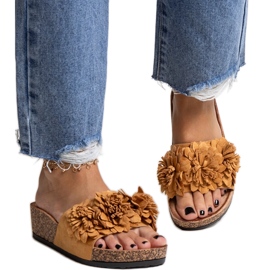 Karamell papucsok virágokkal az Apolonia platformon barna