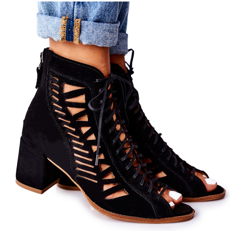 Velúr áttört csizma Maciejka 04040-01 Fekete