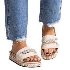 Kamilliánus cirkóniákkal díszített bézs flip-flop