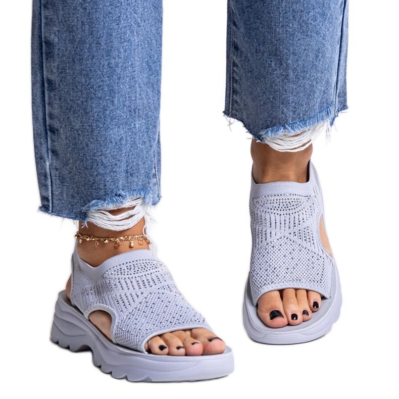 Szürke szövet platformszandál Delmare strasszokkal Szürke szövet platformszandál Delmare strasszokkal