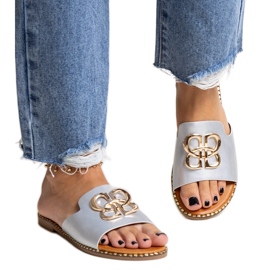 Ezüst papucsok dekoratív szafi csattal Ezüst papucsok dekoratív szafi csattal