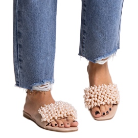 Atiyene gyöngyökkel díszített bézs papucs