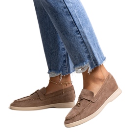 Sötétbarna mokaszinok fém medállal a Fiorano cégtől bézs Sötétbarna mokaszinok fém medállal a Fiorano cégtől bézs