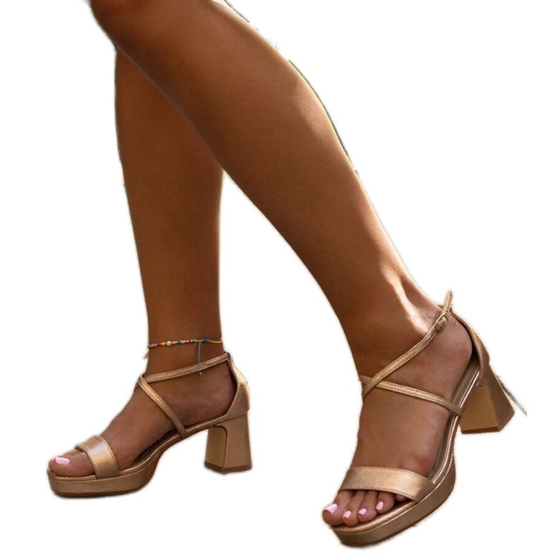 Rózsaszín magas sarkú szandál a Husne márkától aranysárga