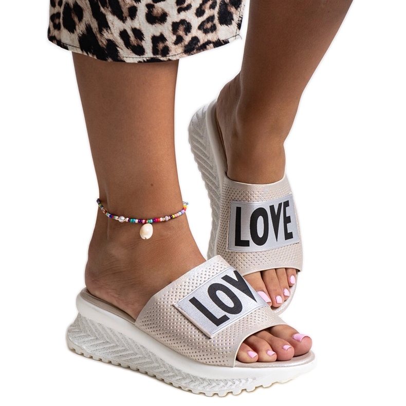 Bézs öszvérek dekoratív Maurla ékkel