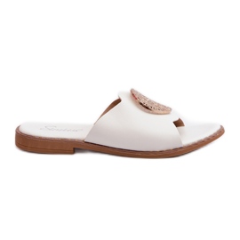 Női lapos sarkú papucsok díszítéssel, fehér Rivashea Női lapos sarkú papucsok díszítéssel, fehér Rivashea