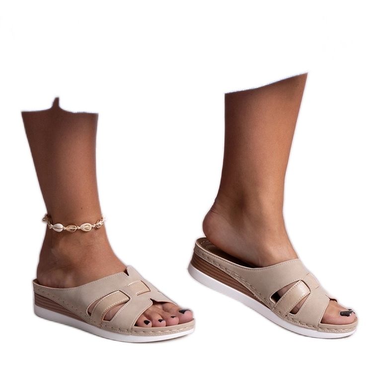 Mifsuda világos bézs papucs alacsony ékkel Mifsuda világos bézs papucs alacsony ékkel