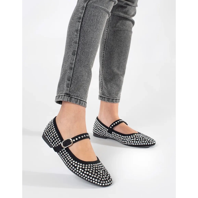 Fekete női balettlakások szegecsekkel