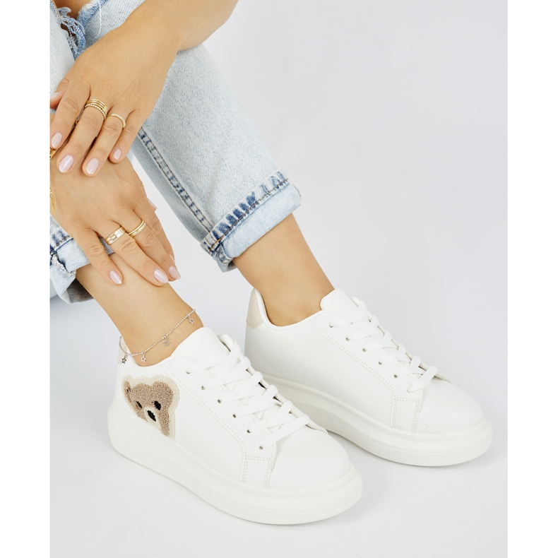 Fehér női sportcipő mackóval