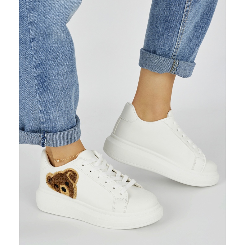 Fehér női sportcipő mackóval